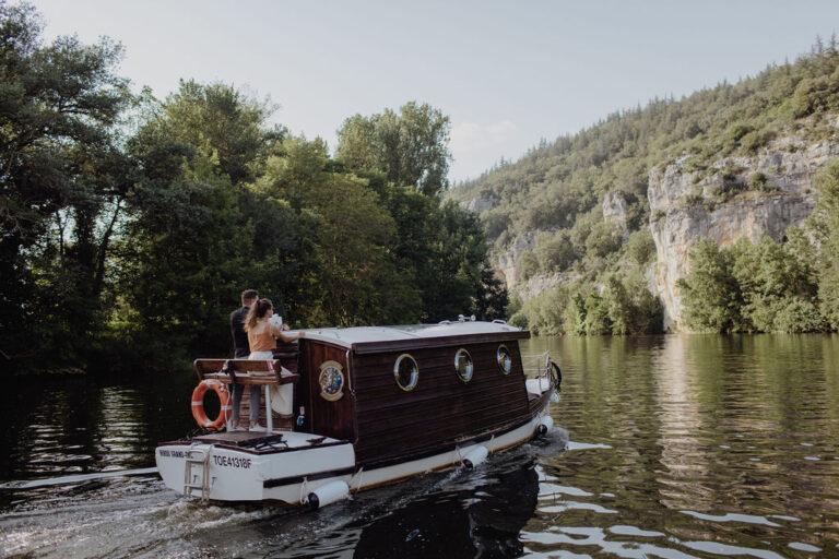 Dormir dans un bateau-cabane au cœur de la vallée du Lot avec Ma Parenthèse Flottante