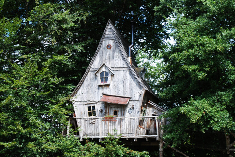 Les cabanes oniriques de La Ferme des Histoires Mélangées