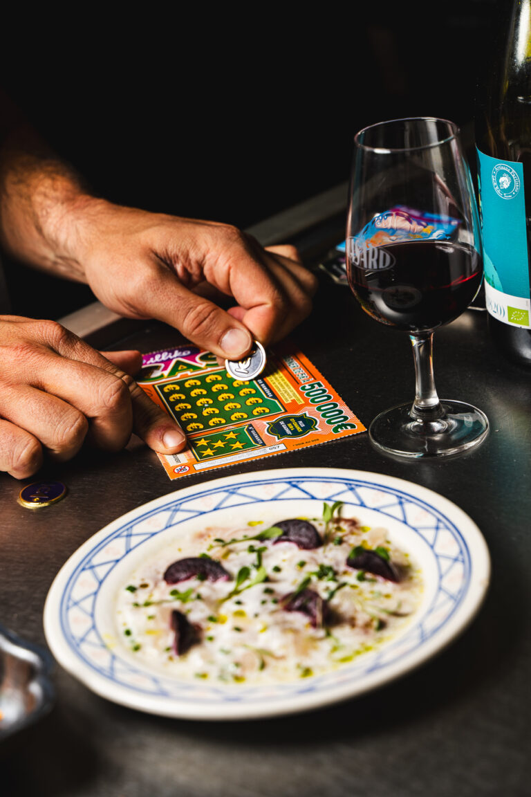 Bistro Hasard à Paris : le nouveau troquet avec cuisine de mamie et jeux à gratter