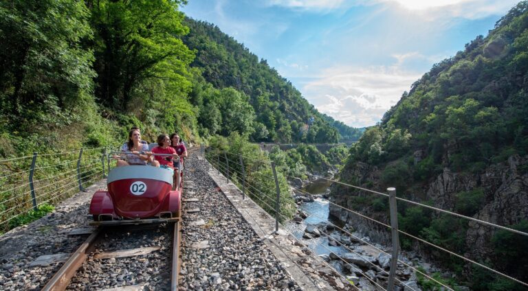 Une promenade insolite avec le vélorail des Gorges du Doux en Ardèche