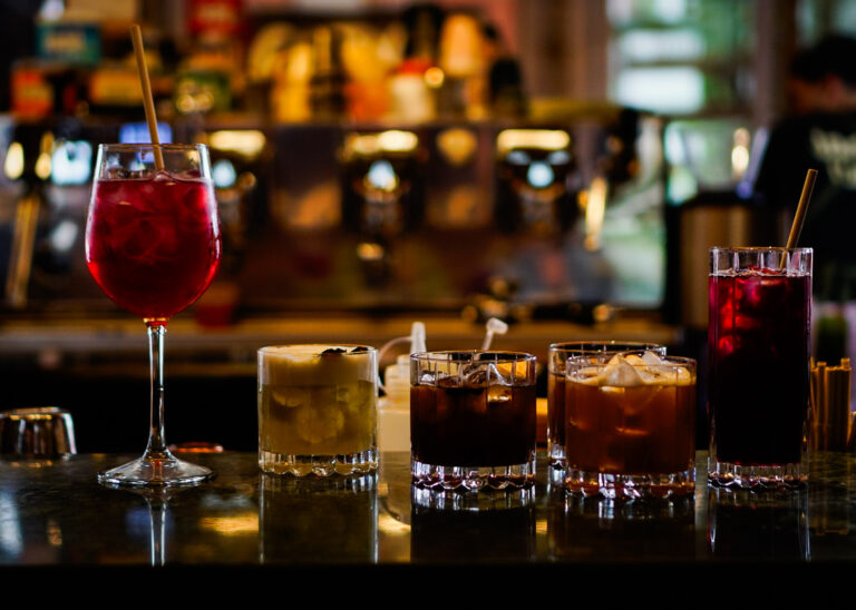 Le premier bar sans alcool à Lille : une expérience insolite au Central Hostel